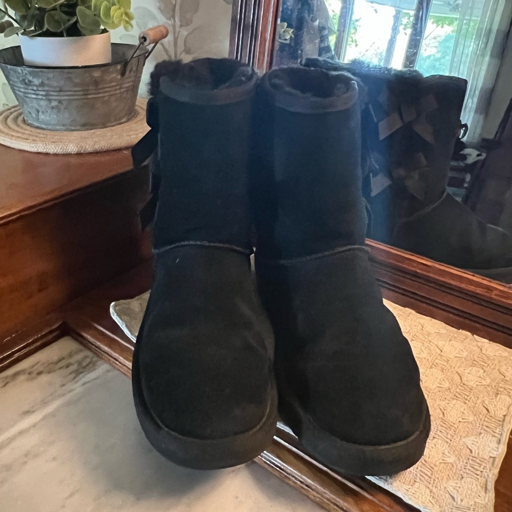 KOOLABURRA BY‎ UGG Victoria Short Boots Bows and Sheepskin Lined Black Women's 8